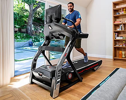 bowflex-56-loopband-man-trainend-in-woonkamer-2