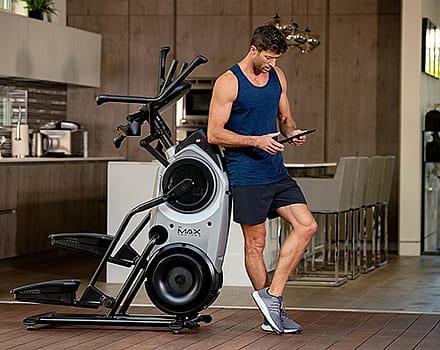 bowflex-max-trainer-m6i-man-op-tablet-in-woonkamer