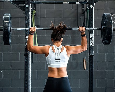 Cover-vrouw-optrekken-aan-halterstang