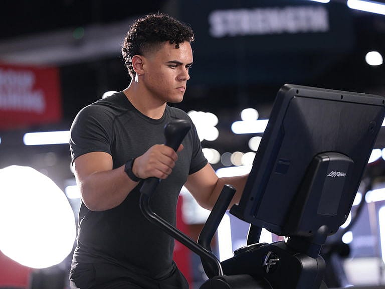 95438-Life-Fitness-crosstrainer-elliptical-Integrity-SE4-24-inch-console-zwart-afbeelding-2