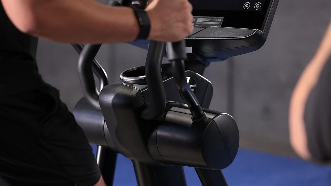 95438-Life-Fitness-crosstrainer-elliptical-Integrity-SE4-24-inch-console-zwart-afbeelding-4