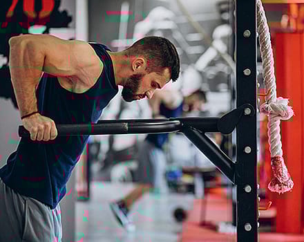 man-opdrukken-halterstang-