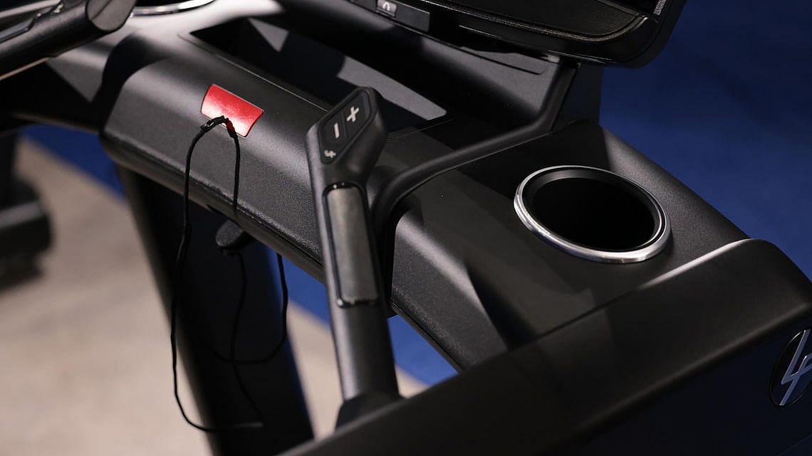 95431-Life-Fitness-loopband-Integrity-SE4-16-inch-console-zwart-afbeelding-4